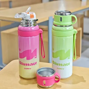 Detaillierte Nahaufnahme von bunten Edelstahl-Vakuumthermosflaschen mit praktischen Tassen.
