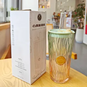 Farbverlauf Glas Kaffeetasse mit Strohhalm und Deckel, stilvoller Trinkbecher für den Alltag.