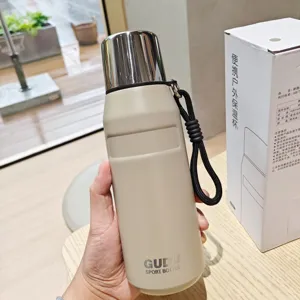 Bottiglia d'acqua isolata sotto vuoto portatile con manico e coperchio in acciaio inox.