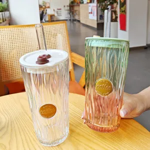 Gerippter Glas-Kaffebecher mit Strohhalm und Deckel, stilvoller Farbverlauf Trinkbecher.