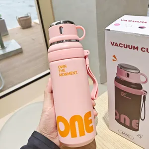 Rosa Edelstahl Vakuum isolierte Trinkflasche Detail mit praktischem tragbarem Griff und Kappe.