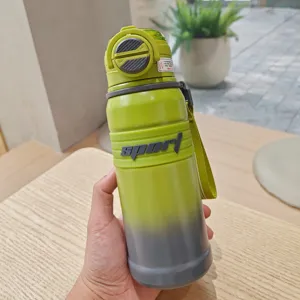 Edeltstahl Vakuum isolierte Wasserflasche Detailansicht mit Farbverlauf in Gruen und Strohhalm.