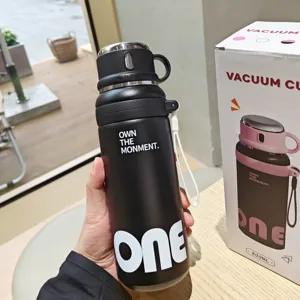 Elegante mattschwarze 800ml Edelstahl Vakuum-Isolierflasche mit tragbarem Tragegurt.