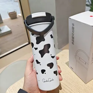Stilvoller tragbarer Edelstahldoppeltrink-Vakuum-Isolierkaffeebecher mit süßem Kuhmuster.