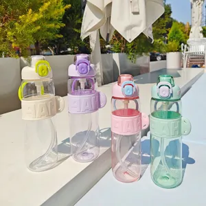 Vue détaillée de la bouteille d'eau de sport en plastique portable avec paille et poignée.