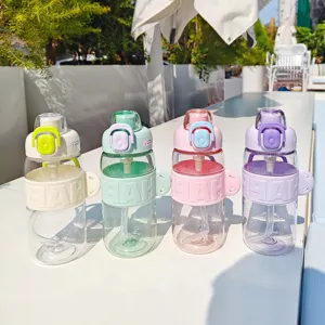Détail de bouteille d'eau en plastique colorée, tasse à paille, couvercle, portable.