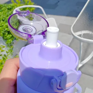 Vista dettagliata della bottiglia d'acqua in plastica viola con cannuccia e tappo a scatto.