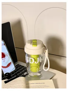 Bouteille d'eau en plastique portable avec infuseur à thé et sangle, détail durable.