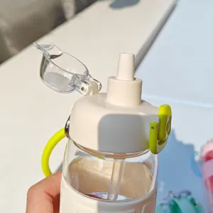Gros plan détaillé de la bouteille d'eau de sport en plastique portable avec paille.