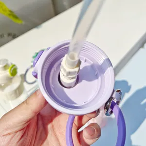 Vue détaillée du couvercle de tasse à eau en plastique portable avec paille et lanière en silicone.
