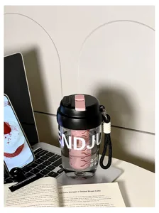 Vue détaillée de la bouteille d'eau en plastique portable avec infuseur, noir et rose.