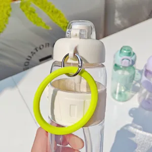 Bouteille d'eau de sport en plastique portable avec paille, couvercle et sangle en silicone.