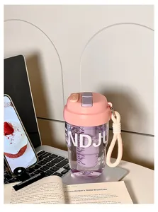 Vue détaillée de la bouteille d'eau en plastique portable avec couvercle double.