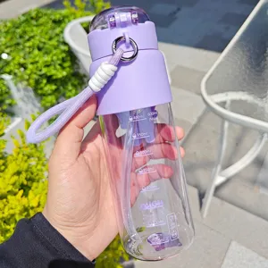 Bottiglia d'acqua in plastica portatile viola con cannuccia e scala per uso quotidiano dettaglio