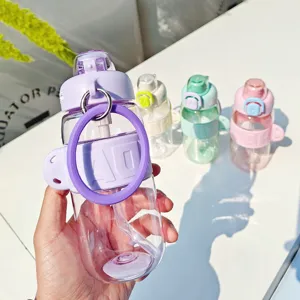 Bouteille d'eau en plastique portable avec paille et sangle, design élégant pour le sport.