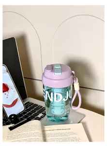Bouteille d'eau portable en plastique avec infuseur et sangle, tasse élégante pour étudiants.