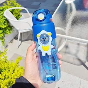 Bottiglia d'acqua in plastica blu con cannuccia, coperchio e simpatico design animale per studenti.