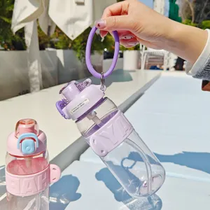 Vue détaillée d'une bouteille d'eau de sport en plastique portable avec paille et manchon.