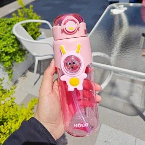 Dettaglio bottiglia d'acqua in plastica con paglia cartone animato, tazza studentessa rosa.