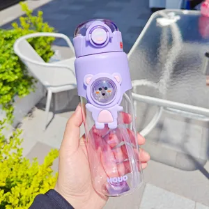 Bottiglia d'acqua in plastica con cannuccia e simpatico design di orsetto per studenti.