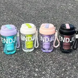 Bouteille d'eau en plastique portable avec infuseur à thé et sangle pour étudiants.