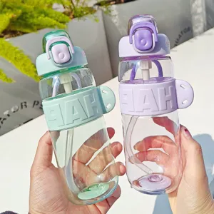 Bouteille d'eau en plastique portable avec paille et couvercle pour le sport en plein air.