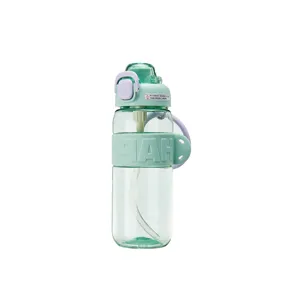 Bouteille d'eau de sport en plastique minimaliste avec paille couvercle et sangle portable.