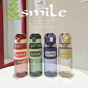 Vista dettagliata della borraccia sportiva colorata con plastica resistente e custodia in silicone.