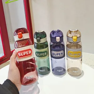 Bottiglia d'acqua sportiva in plastica portatile con fascia in silicone colorato per il fitness.
