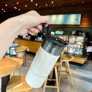 Tragbare Edelstahl Vakuum Wasserflasche mit praktischem Tragegriff für den Alltag geeignet.