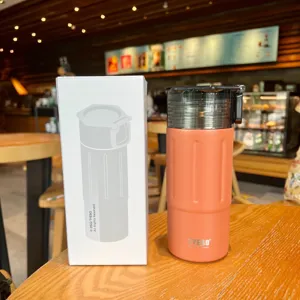 Minimalistische isolierte Trinkflasche aus Edelstahl mit praktischem Deckel für Alltag.
