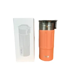 Tragbarer Edelstahl Vakuum Isolierbecher mit Griff und Deckel, leuchtendes Orange.