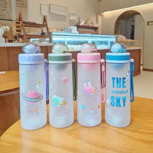 Leuke mat plastic waterfles met sterrenhemel ontwerp en microlandschap, draagbare beker.