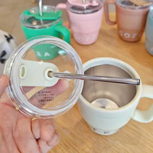 Detailansicht des Edelstahl-Isolierbechers mit Strohhalm, transparentem Deckel und Metall.