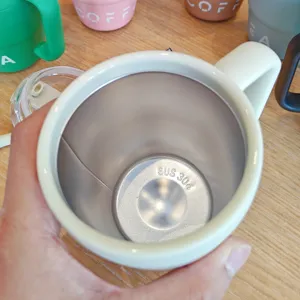 Edelstahl Kaffeetasse Innendetail mit SUS 304 Stahl und ergonomischem Griff für den Alltag.