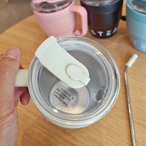 Edelstahl isolierter Kaffebecher mit Strohhalmdeckel, tragbarer Becher für den täglichen Gebrauch.