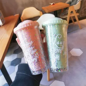 Doppelwandiger Kunststoff Trinkbecher mit Glitzer und Strohhalm, grosse Kapazitaet.