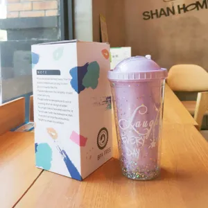 Modischer doppelwandiger Plastik-Trinkbecher mit Strohhalm und Glitzer im schönen Stil.