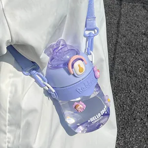 Carina bottiglia d'acqua con coniglietto e paglia tazza di plastica vista principale