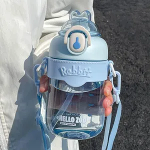 Bottiglia d'acqua con coniglio per bambine, pratica tazza di plastica con cannuccia.
