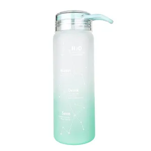 Bouteille d'eau en verre givré dégradé avec des citations inspirantes et couvercle pour un usage.