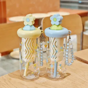 Niedliches Blumen-Trinkbecher Detail, tragbare Perlenkette und Blumenabdeckung, transparent.