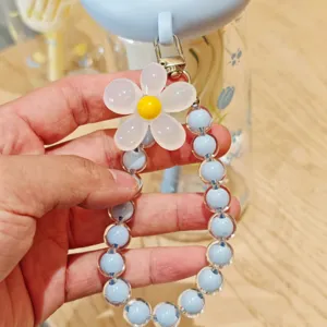 Charmantes blaues Perlenarmband mit süßem Blumenanhänger Detail für Becher Zubehör.