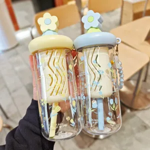Niedliche Plastik Trinkflasche mit Strohhalm und Blumen Deckel, ideal für den Alltag.