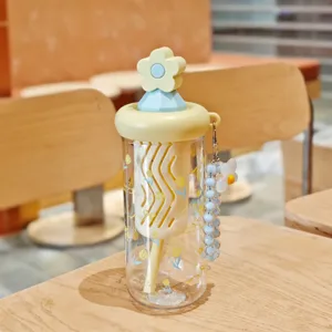 Niedlicher Blumen-Strohhalm-Wasserbecher aus Kunststoff mit Perlenanhänger für den Alltag.
