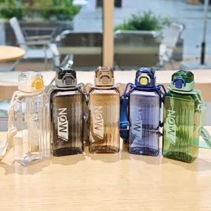 Quadratische Kunststoff-Wasserflasche mit Gurt, 650ml tragbare Trinkflasche für Sport.