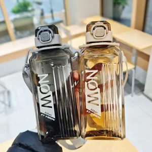 Detailansicht quadratische Kunststoff-Wasserflasche, 650 ml mit Trageriemen und Trinkverschluss.