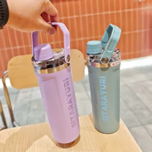 Detailansicht tragbarer Edelstahl-Wasserflaschen mit Magnetkappen in Lila und Blau.