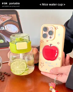 Detaillierte Ansicht der mini Glasflasche mit tragbarem Strohhalm und grünem Deckel.