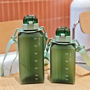 Viereckige Kunststoff-Wasserflasche mit Gurt, 650ml und 500ml mattierter Fitness-Sportbecher.